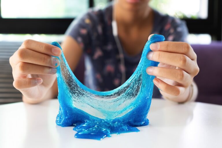 ULTRA PLASTELINA – jak usunąć z materiałowego obicia lub dywanu