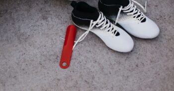 Używaj łyżki do butów — rozwiązuje jeden problem niszczący buty