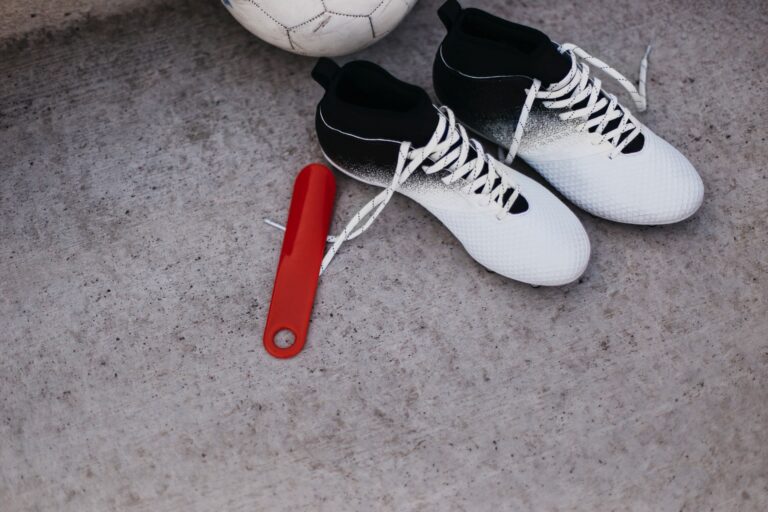 Używaj łyżki do butów — rozwiązuje jeden problem niszczący buty