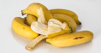 Jak usunąć plamy z bananów na ubraniu