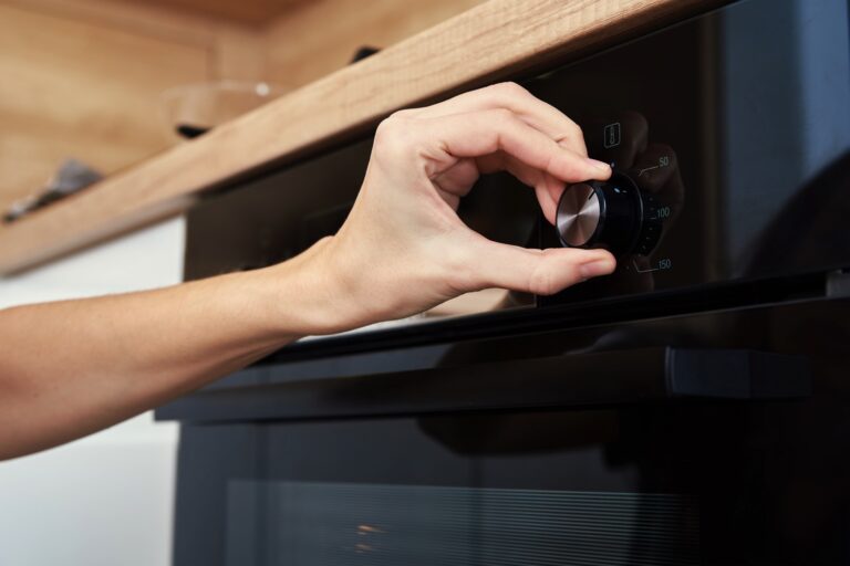 Odciski palców na szklanych urządzeniach w kuchni? Tak im zapobiegniesz