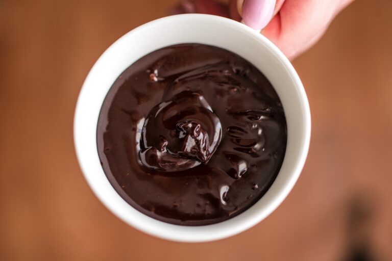 Jak uratować zwarzoną polewę czekoladową?