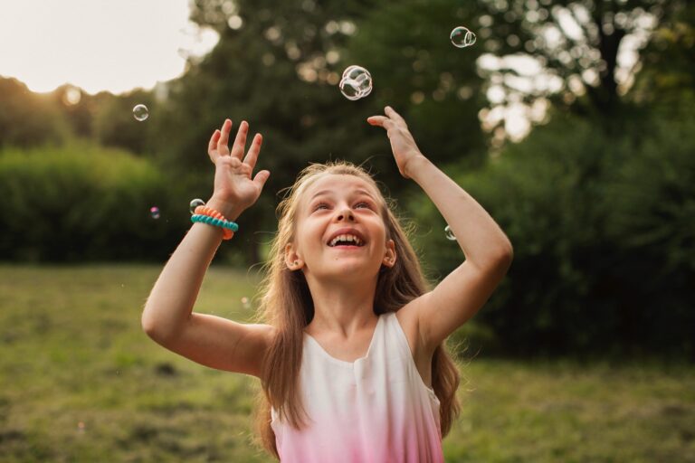 Jak zrobić skaczące bańki mydlane – super zabawa z dziećmi