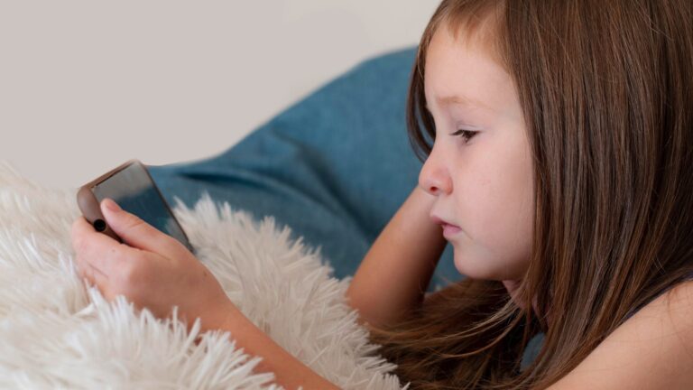 Smartfon jako prezent komunijny? Teolog z KUL wyjaśnia