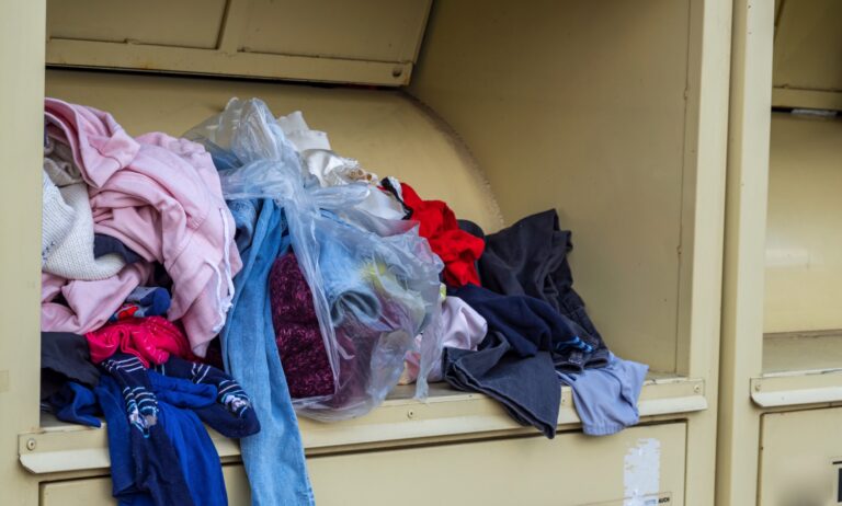 Cała prawda o kontenerach na ubrania