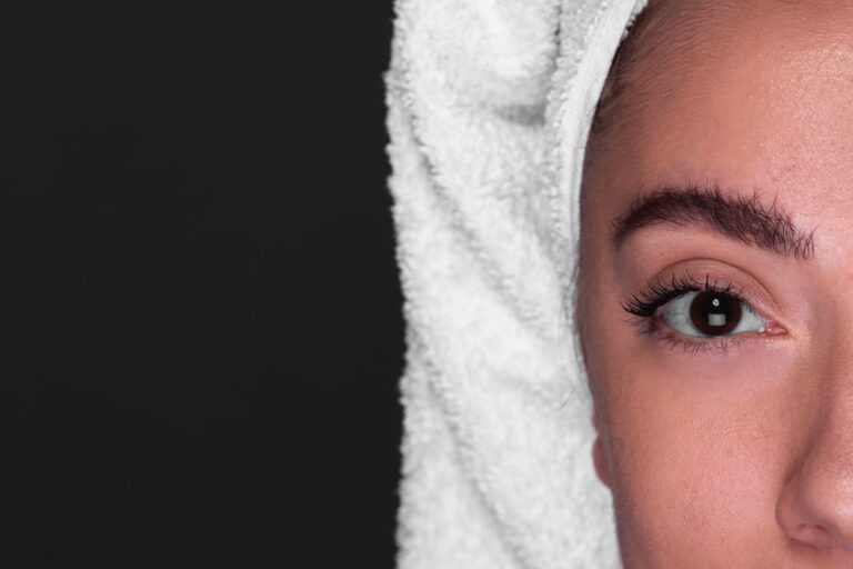 Opadają Ci powieki? Sprawdź, to może być przyczyną