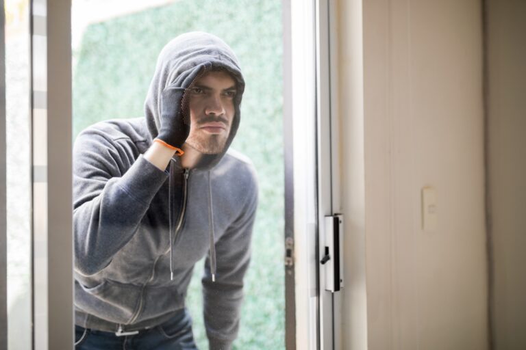 Policjant zdradza sekrety włamywaczy — doświadczeni okradną trzy mieszkania w popołudnie