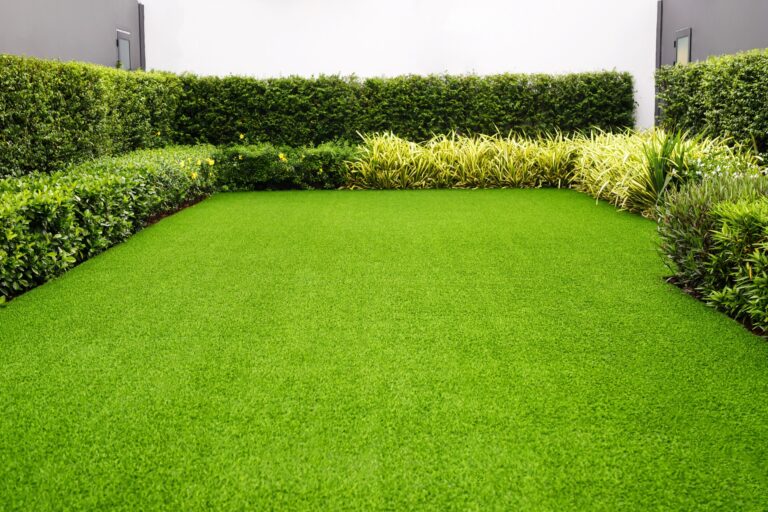 Masz trawnik? O tych czynnościach zapominać nie możesz