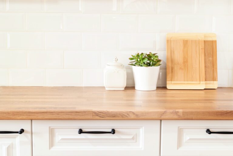 Jak odnowić drewniany blat kuchenny?