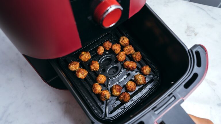 Ciągłe czyszczenie frytkownicy beztłuszczowej? Ten trik rozwiąże problem