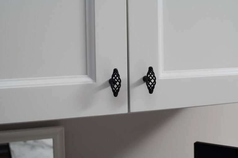 Jak wyregulować zawiasy od drzwiczek szafki