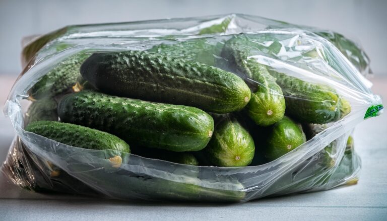 Przechowywanie ogórków małosolnych w woreczkach strunowych — czy można?