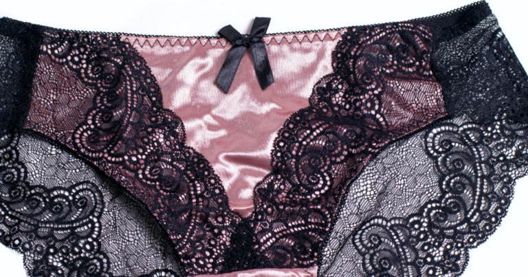 Dlaczego majtki z przodu mają kokardkę?
