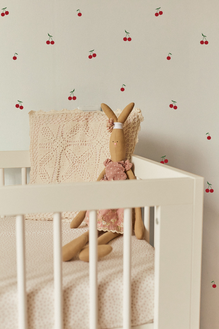 Aranżacja pokoju niemowlaka – w jaki sposób kolor i wzór tapety wpływa na rozwój mózgu małego dziecka?