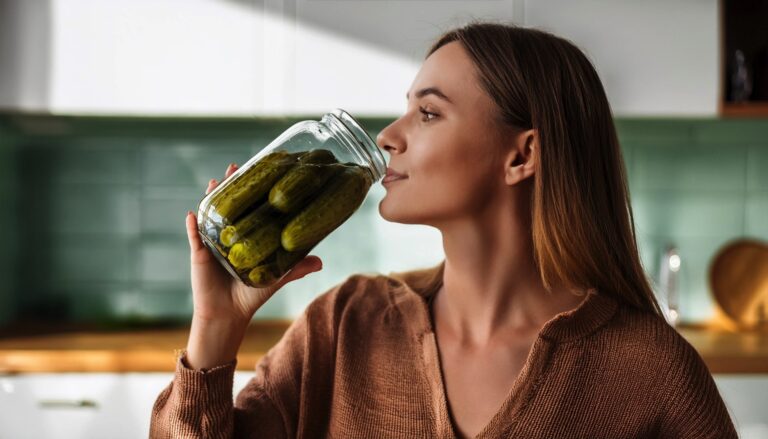 Pijesz wodę z kiszonych ogórków? Na ten składnik musisz uważać