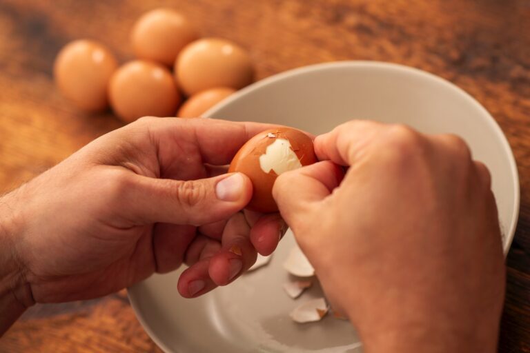 Jak szybko obrać jajko ugotowane na twardo – trik