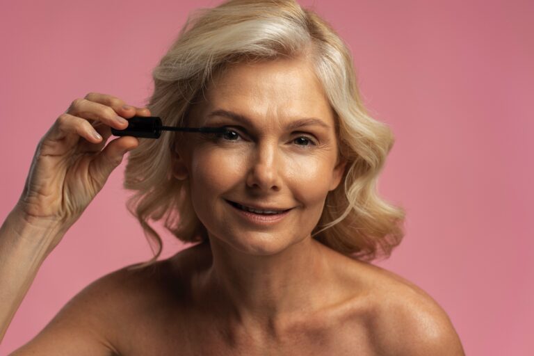 Makijaż dzienny dla skóry 50 latki – produkty i techniki