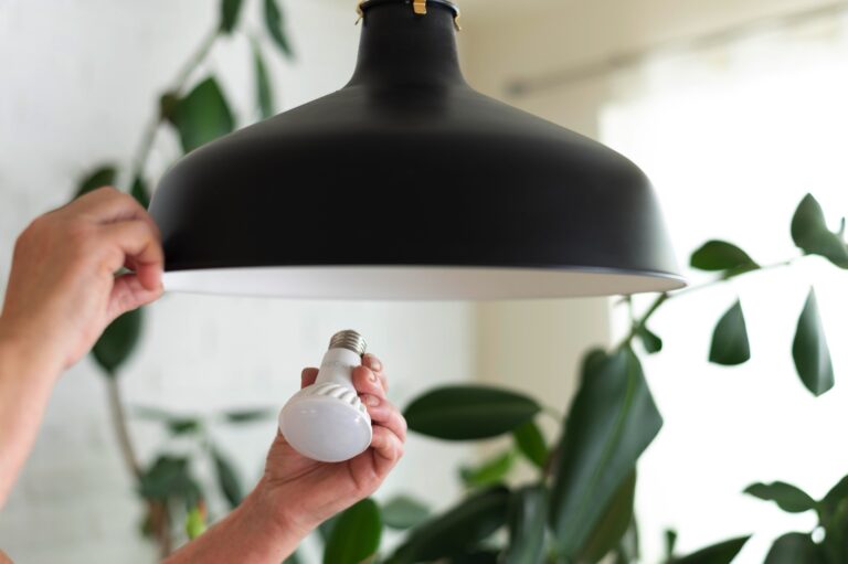 Żarówki LED podłączone przez przekaźnik smart-home wi-fi zigbee mrugają – co zrobić?