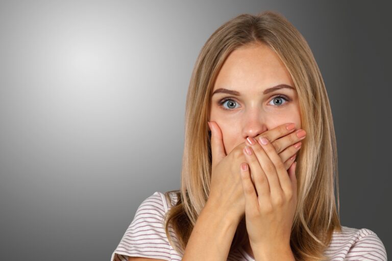 Uczulenia i makijaż — ukryte składniki i jawne reakcje