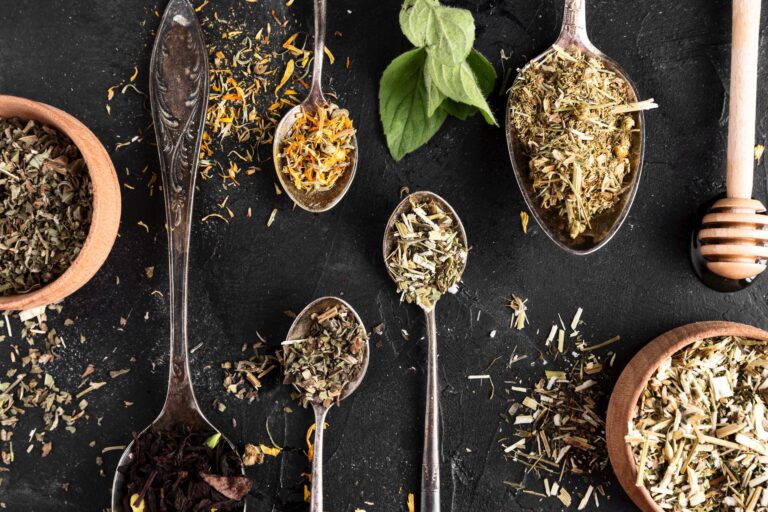 Jakie zioła warto mieć w domowej apteczce? 10 najpopularniejszych