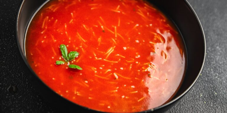 Zbyt ostra zupa pomidorowa — jak ją uratować?