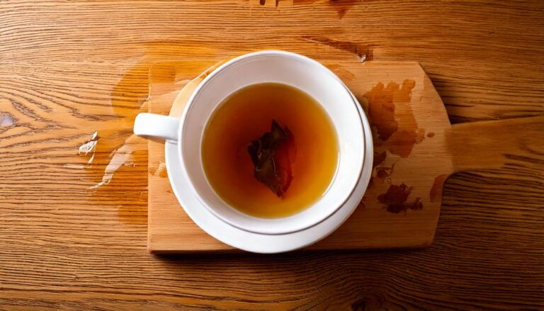 Trzy sposoby na plamy po herbacie na drewnianym blacie