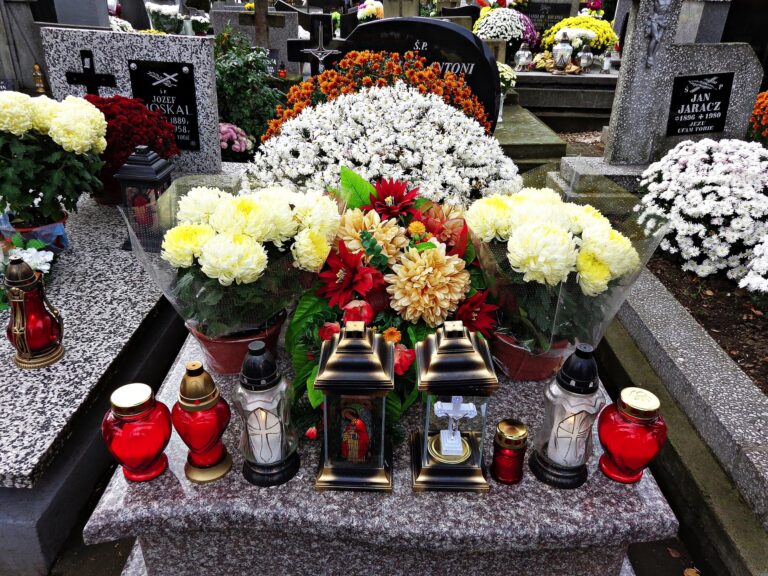 Co roku hieny cmentarne kradną dekoracje z grobów — jak się zabezpieczyć?