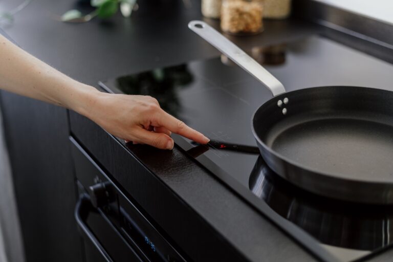 Patelnia na indukcję — jak działa i jak o nią dbać