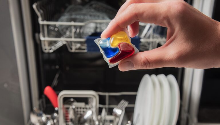 Tabletka do zmywarki na przypalony garnek