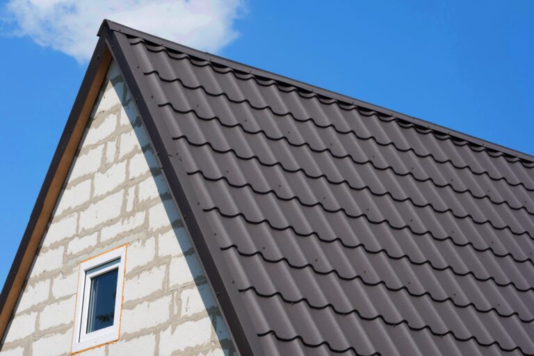 Blachodachówka modułowa, a może zwykła? Sprawdź, co wybrać, budując dom!