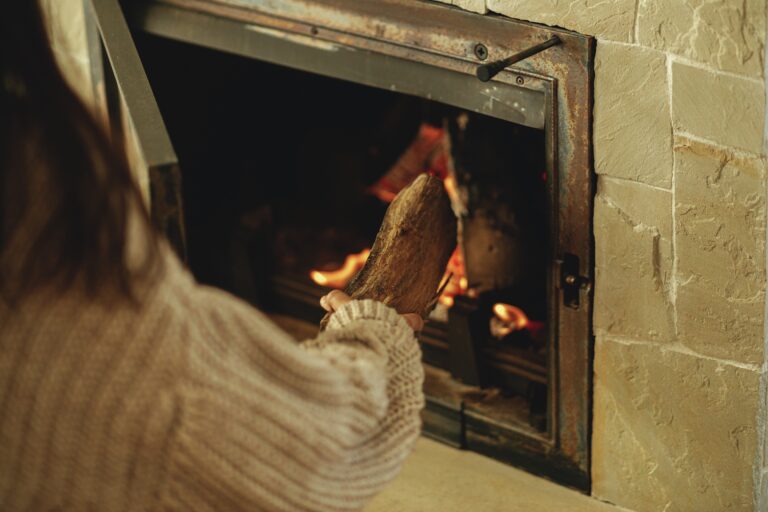 Nie wyrzucaj popiołu z kominka — jak go wykorzystać?