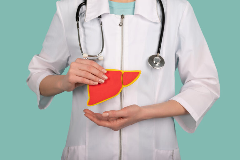 To znaki, że wątroba jest na wykończeniu. Lekarz mówi skąd bierze się marskość wątroby
