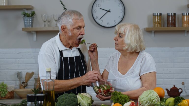 Białko to ważny element diety. Które produkty powinny jeść osoby po „50”?