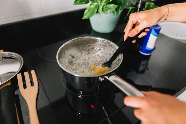 Jak zmniejszyć rachunki gotując na indukcji