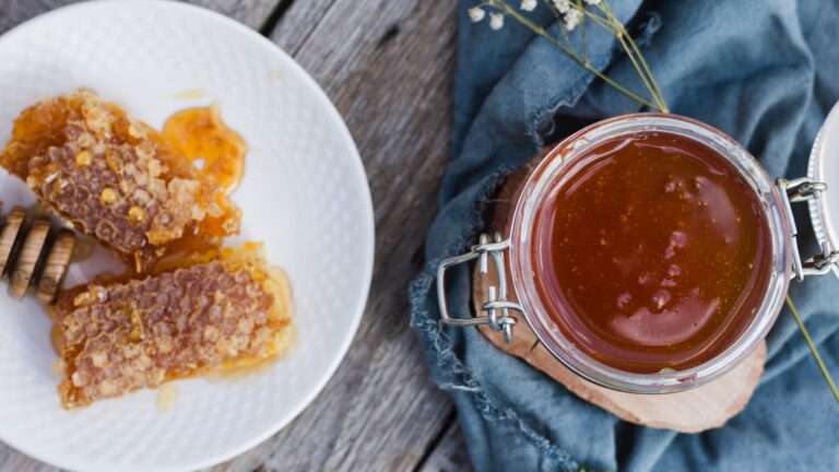 Miód gryczany – na jakie schorzenia pomaga? Właściwości lecznicze