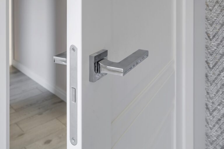 Eleganckie dodatki do wnętrz. Sprawdź jaką wybrać klamkę do drzwi.