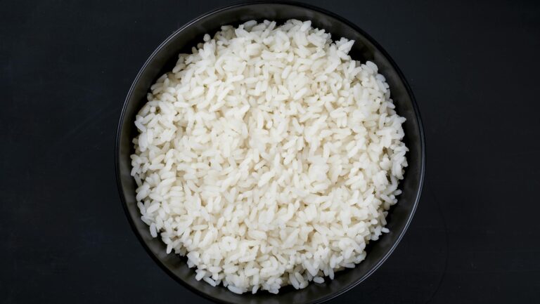 Miska świeżo ugotowanego białego ryżu