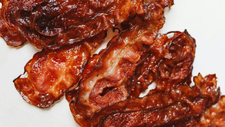 Zbliżenie na idealnie przygotowane, chrupiące plastry boczku