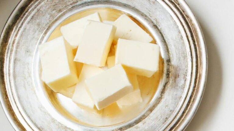 Masło w kostkach na talerzyku