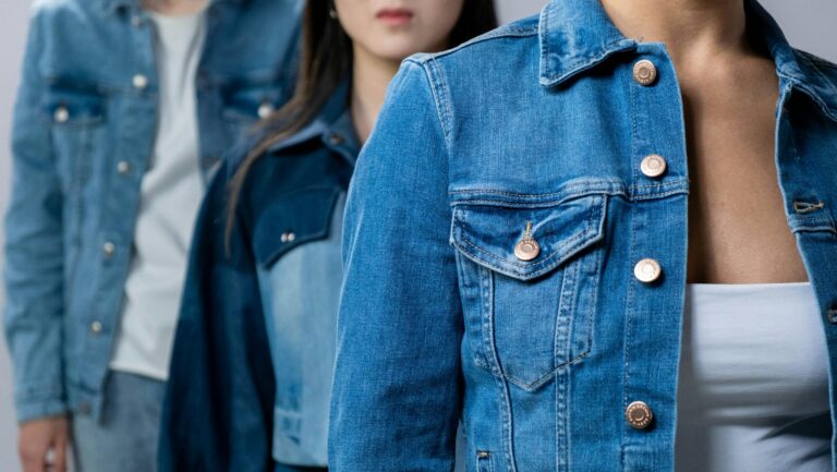 Katana z podwiniętym rękawem