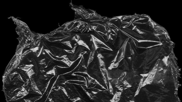 Kawałek folii spożywczej rozłożony na czarnym blacie