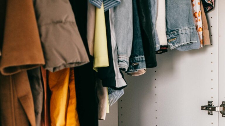 Zbliżenie na ubrania wiszące w szafie
