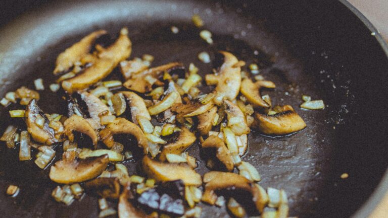 Zbliżenie na grzyby smażące się na patelni