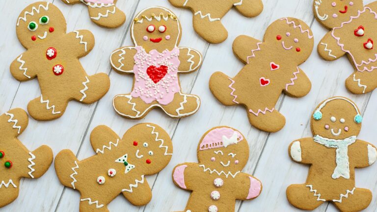 Udekorowane świąteczne pierniczki na drewnianym stole