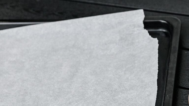 Papier do pieczenia na blaszce