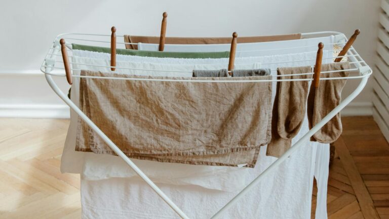 Pranie wiszące na suszarce
