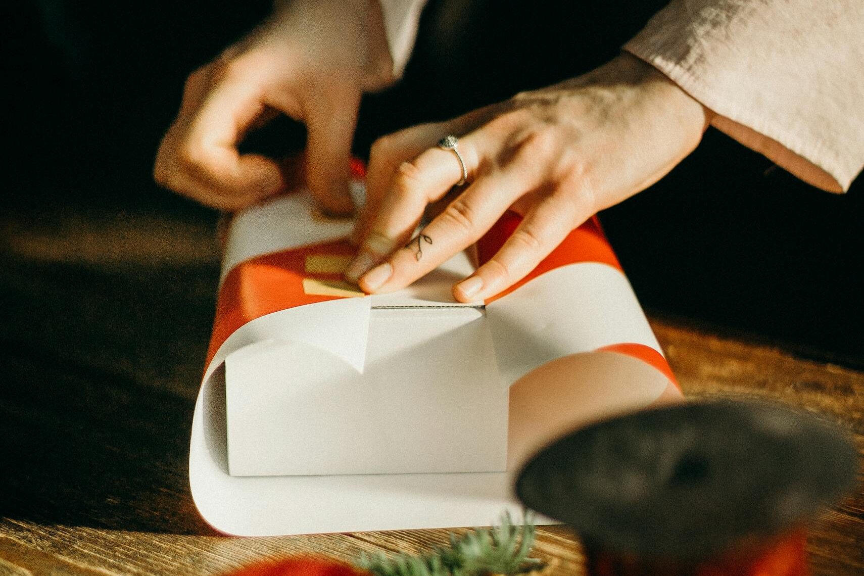 Osoba pakująca prezent w papier