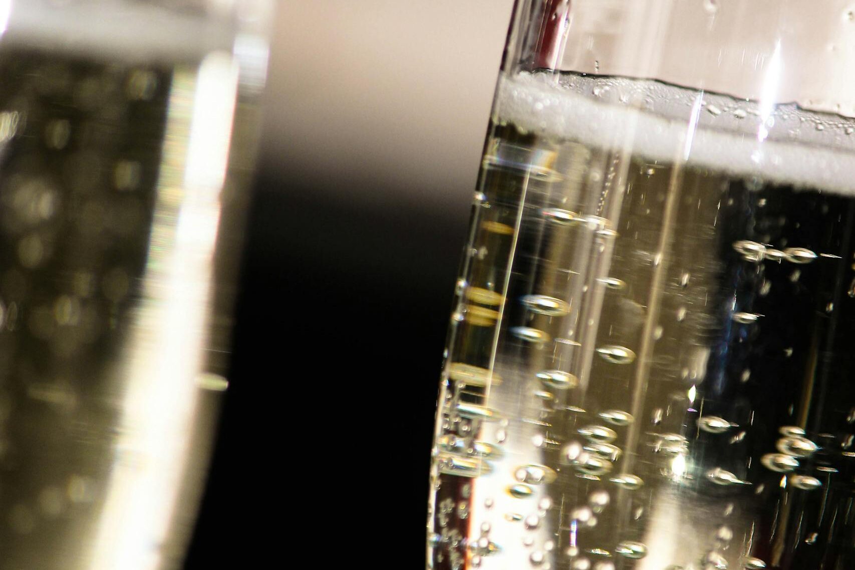 Zbliżenie na kieliszki z szampanem 