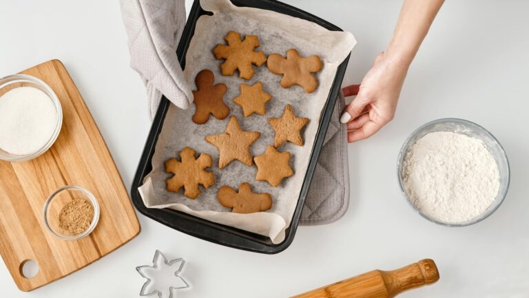 Świeżo upieczone pierniczki na blaszce do pieczenia