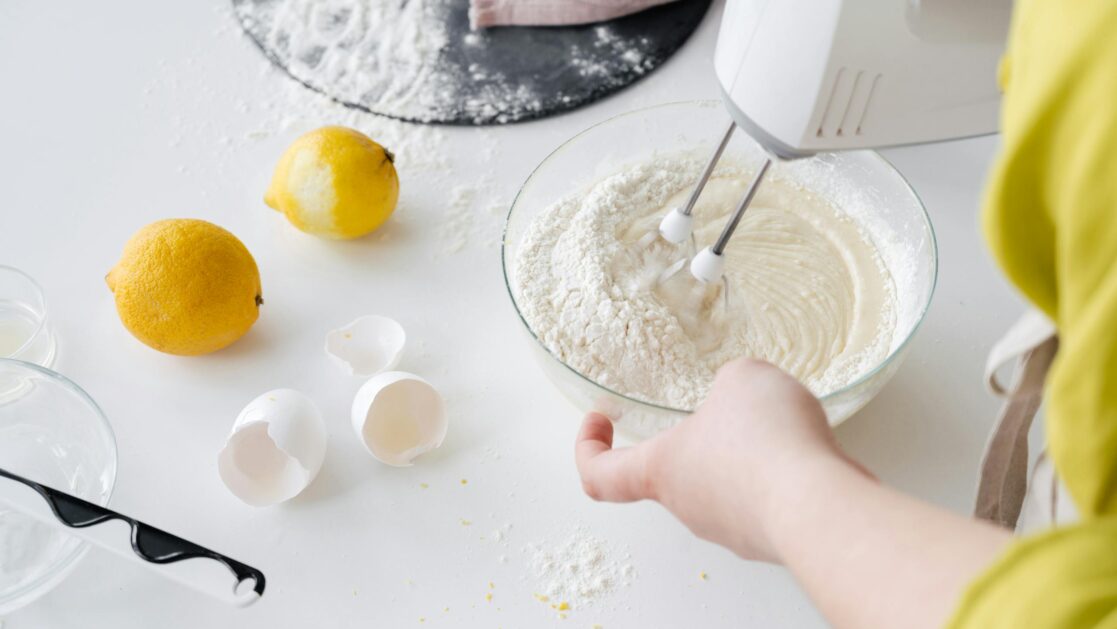 Kobieta miksująca masę na ciasto
